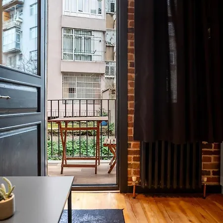 Charming 1br Flat With Balcony In Cihangir Apartment