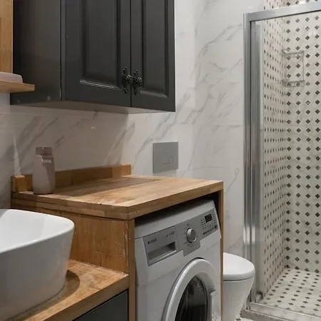 Charming 1br Flat With Balcony In Cihangir Apartment Istanbul