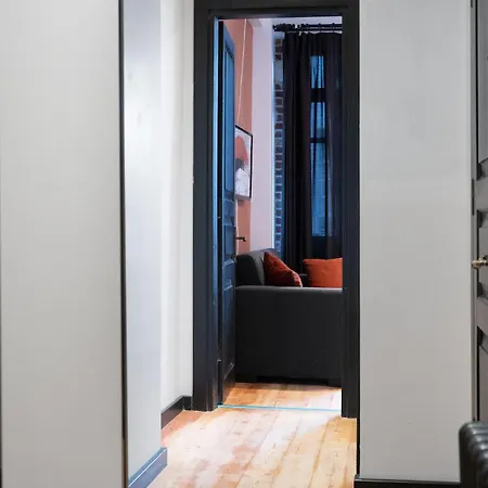 Charming 1br Flat With Balcony In Cihangir