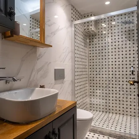 Apartament Charming 1br Flat With Balcony In Cihangir *
