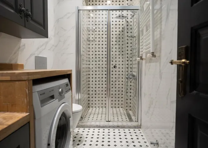 Charming 1br Flat With Balcony In Cihangir *